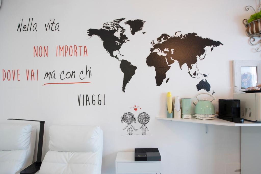 皮亞琴察的住宿－Come sentirsi a casa，客厅里的世界地图墙贴纸