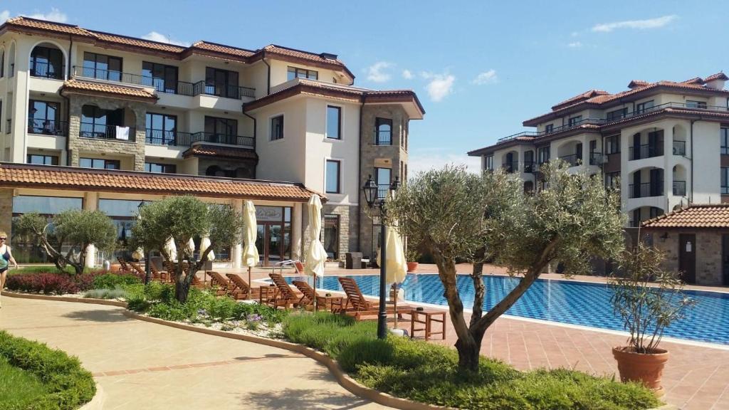 um resort com piscina e alguns edifícios em Sarafovo D&V Apartments em Burgas