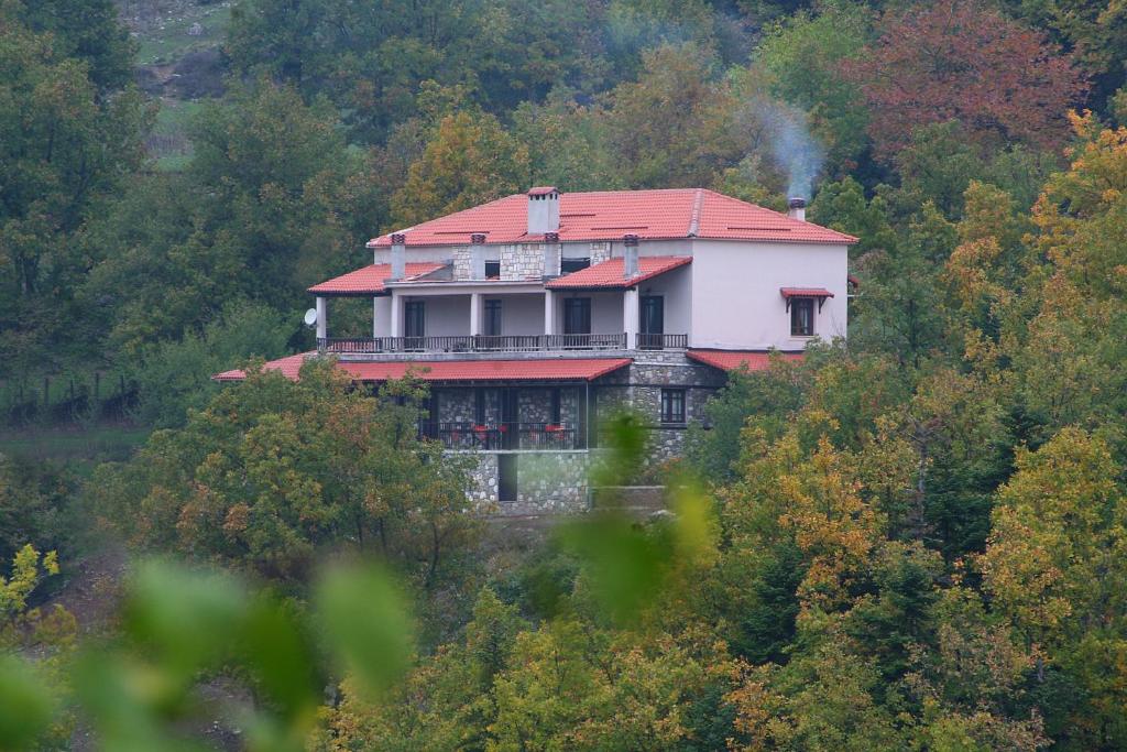 Gallery image of Evilion Traditional Inn in Plakotón