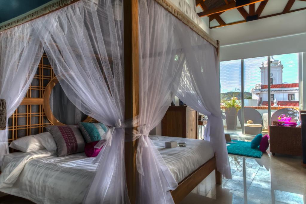 Postel nebo postele na pokoji v ubytování Casa de Leda, a Kali Hotel