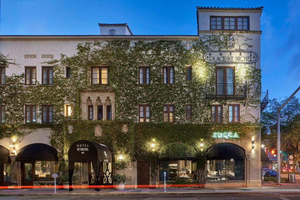 un edificio con hiedra a un lado en Hotel St. Michel, en Miami