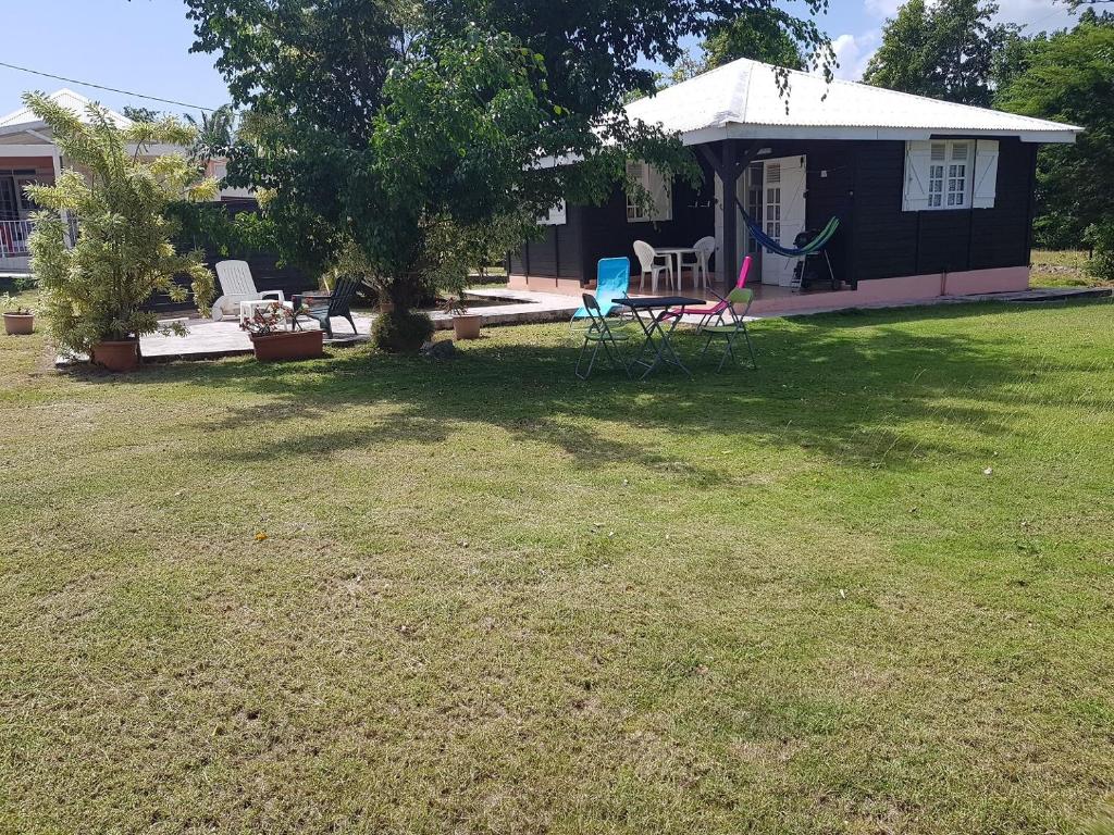 Κήπος έξω από το BUNGALOW BASSIN TROUVE