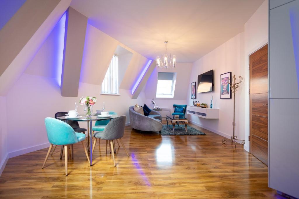Leeds Super Luxurious Apartments في ليدز: غرفة معيشة مع طاولة وكراسي