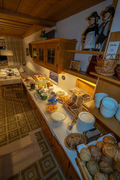 una cucina con buffet di cibi su un bancone di Gästehaus Erler a Tux