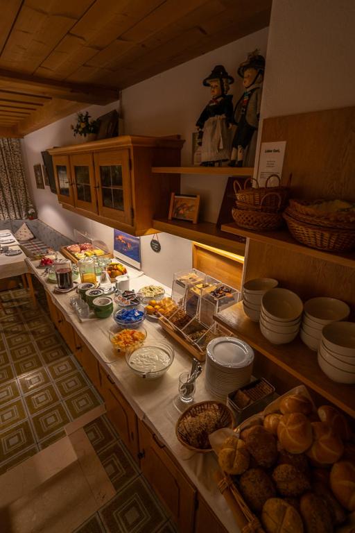 una cucina con un lungo bancone con cibo sopra di Gästehaus Erler a Tux