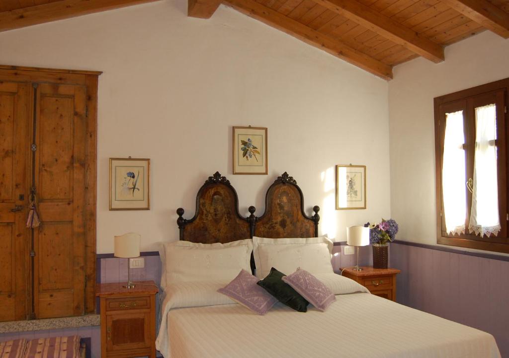 ein Schlafzimmer mit einem großen Bett mit zwei Kissen in der Unterkunft Agriturismo L'Aglientu B&B in Loiri