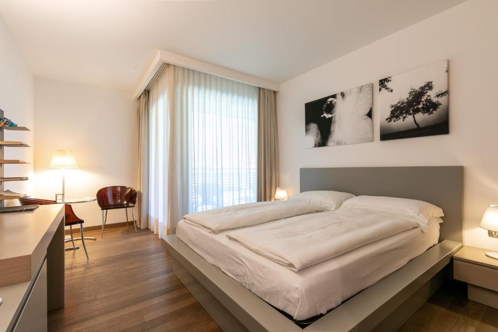 um quarto com uma cama, uma secretária e uma janela em Da Elda Natural Retreat em Ledro