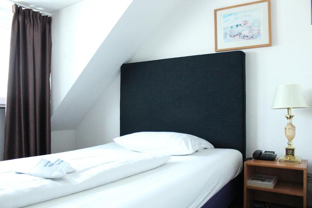 Postel nebo postele na pokoji v ubytování Rugs Hotel Düsseldorf