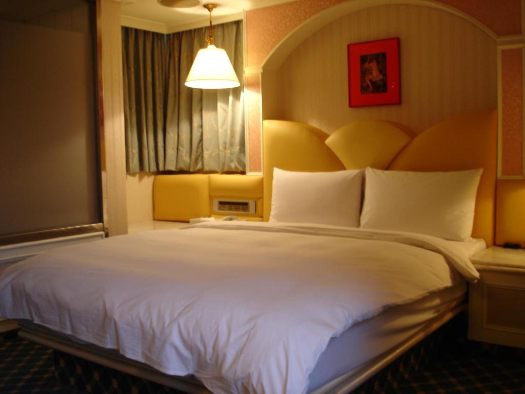 Postel nebo postele na pokoji v ubytování 貴都飯店-Crystal Hotel Taipei