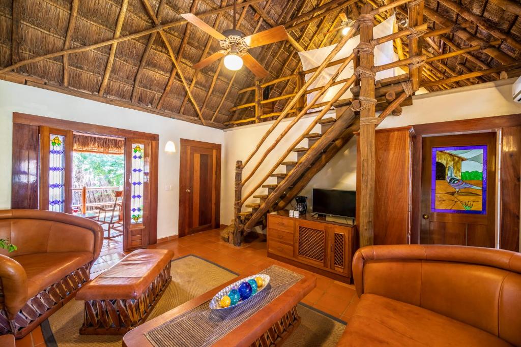 TV a/nebo společenská místnost v ubytování The Lodge At Uxmal