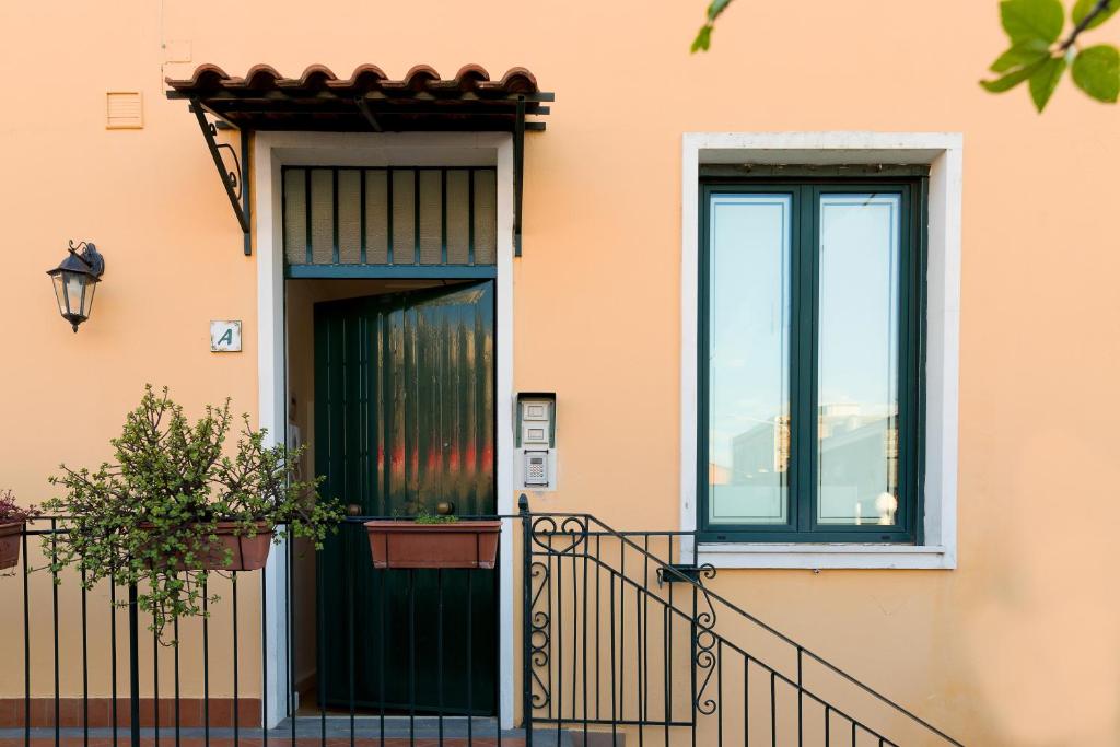 una casa con puerta y ventana en Casale Catania, en Catania