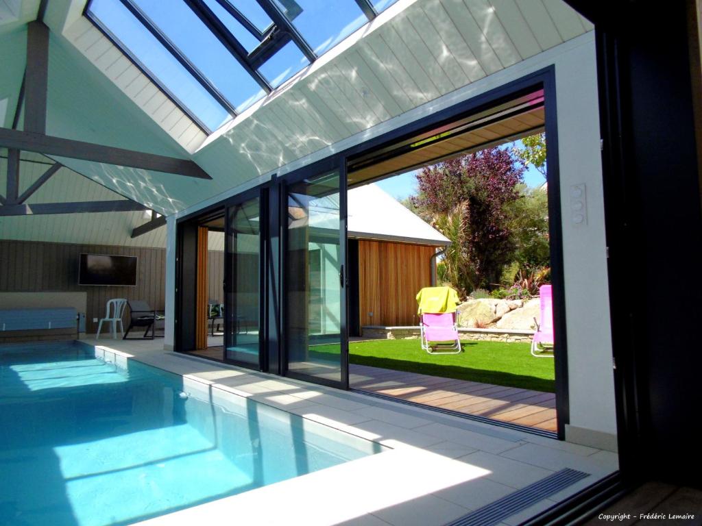 エルキにあるLa Maison Bleue - Cap Housesのスライド式ガラスドア付きのスイミングプールのある家