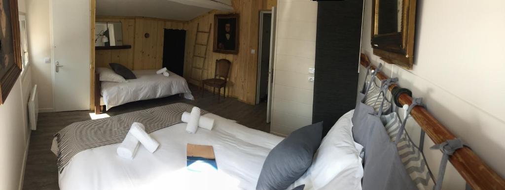 Postel nebo postele na pokoji v ubytování Hôtel Le Caillebotis