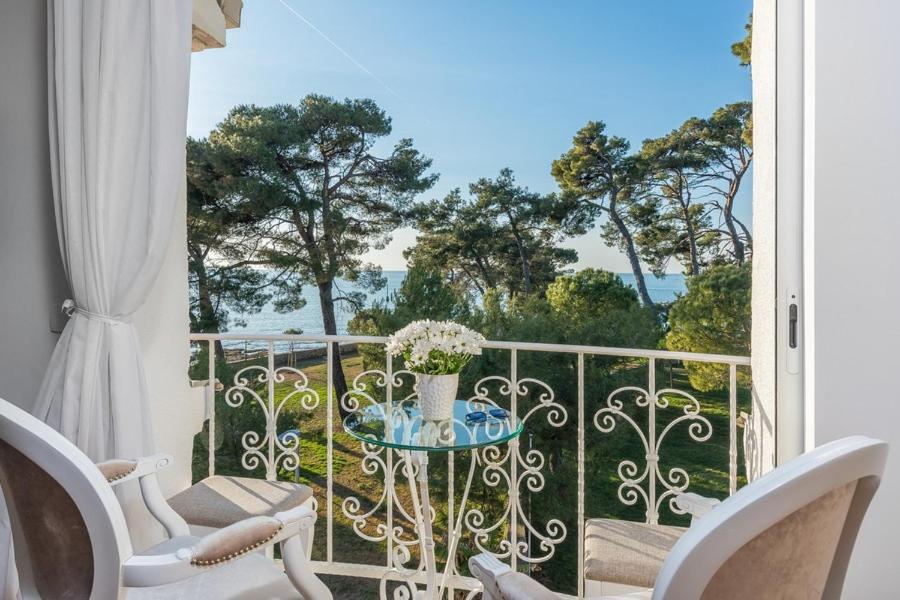 balcón con mesa y vistas al océano en Apartment Hannah, en Novigrad Istria