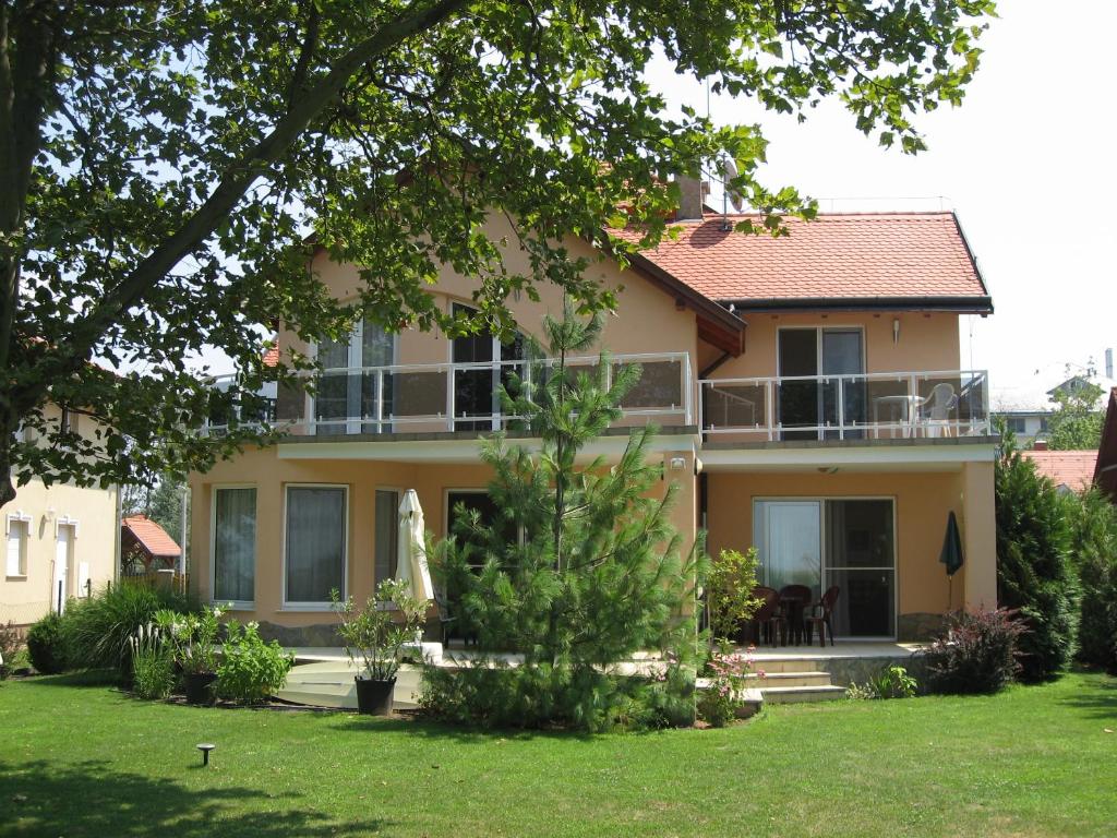 Casa grande con balcón y patio en Sunshine Beach House, en Szántód