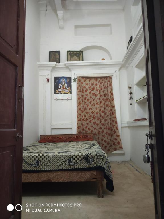 Postel nebo postele na pokoji v ubytování Shree Savitri Palace