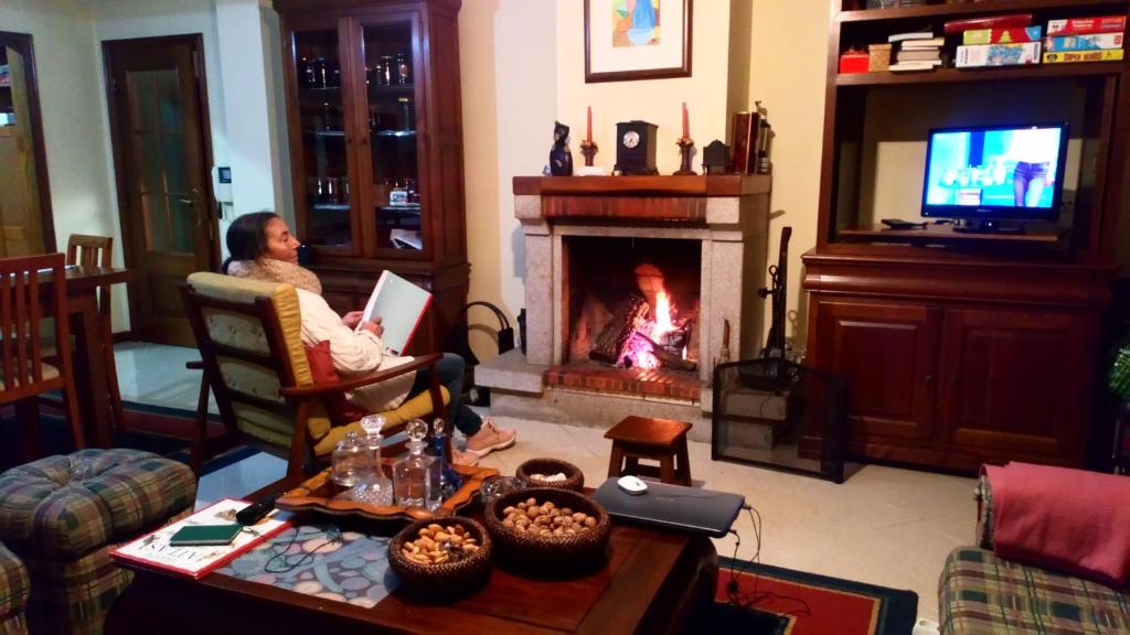 Uma televiso e/ou sistema de entretenimento em Quartos em vivenda serra da Estrela