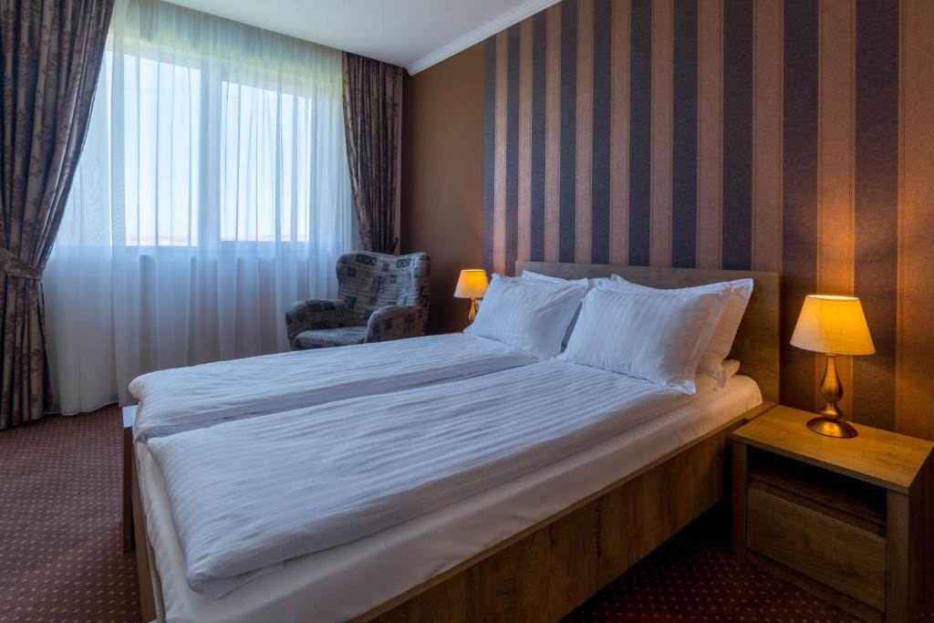 Postel nebo postele na pokoji v ubytování Sky Hotel