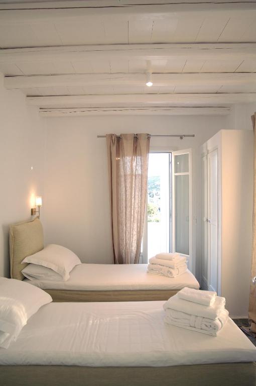 Postel nebo postele na pokoji v ubytování Kapetan Tasos Suites
