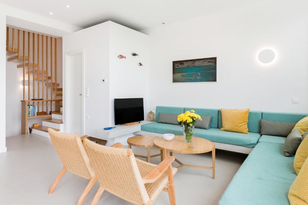 TV a/nebo společenská místnost v ubytování Fos Villa, a Luxe House with Private Heated Pool