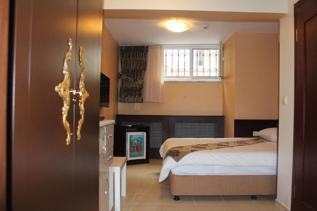 1 dormitorio con 1 cama y chimenea en Uyar Apt, en Estambul