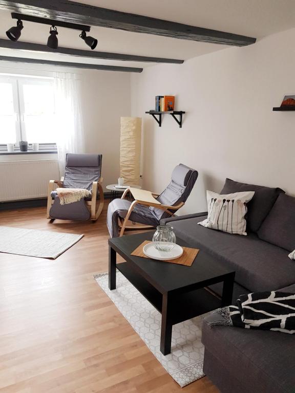 een woonkamer met een bank en een salontafel bij FeWo Königstein 2 in Thale