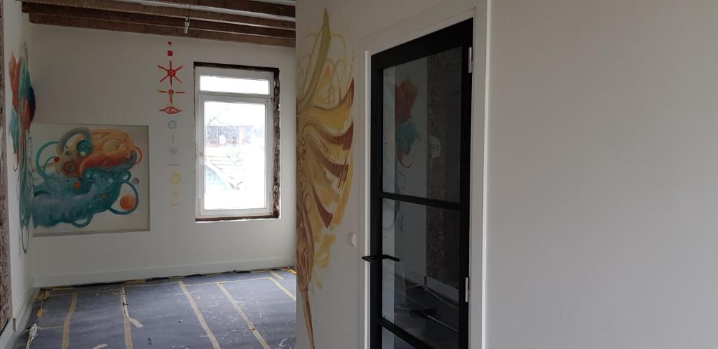a room with a door and a window at B&B The Project in Heerlen