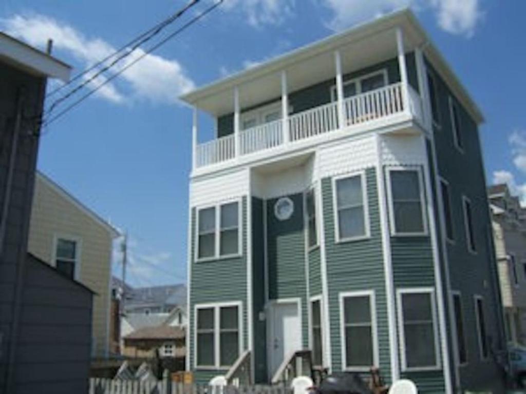 拉瓦萊特的住宿－65 East Atlantic Way, Lavalette, New Jersey，一座绿色和白色的大房子,设有阳台