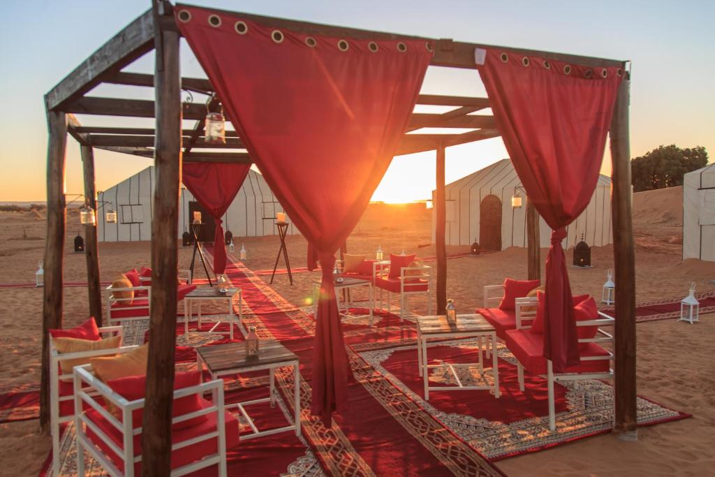Východ nebo západ slunce při pohledu z luxury tent nebo okolí