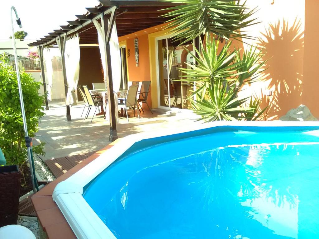 een zwembad voor een huis bij Casa 115 in Callao Salvaje