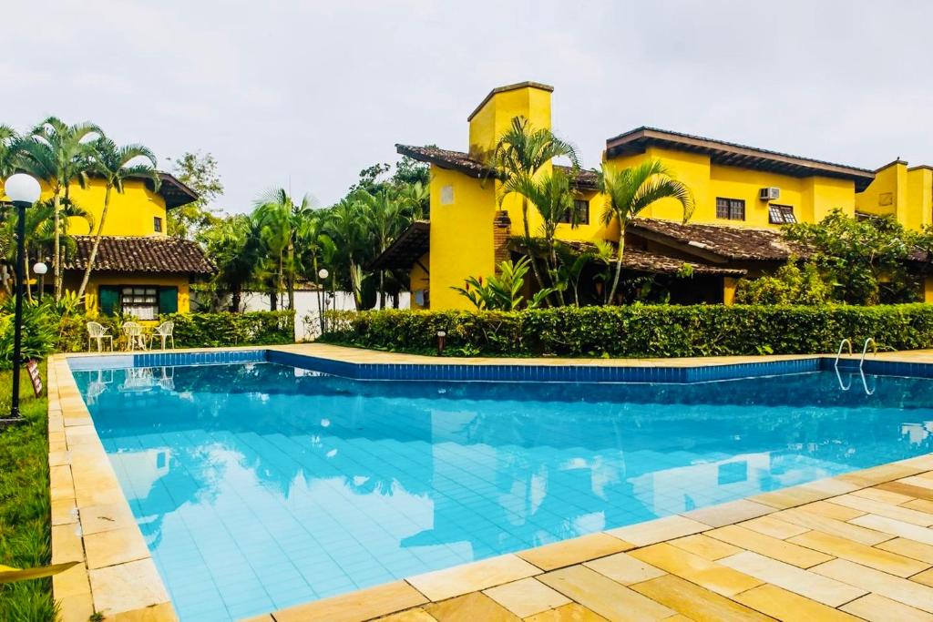 ein Swimmingpool vor einem Haus in der Unterkunft Beach House - Camburi in Camburi