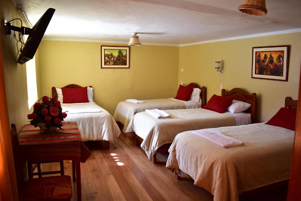 Ένα ή περισσότερα κρεβάτια σε δωμάτιο στο Kuska Hostal