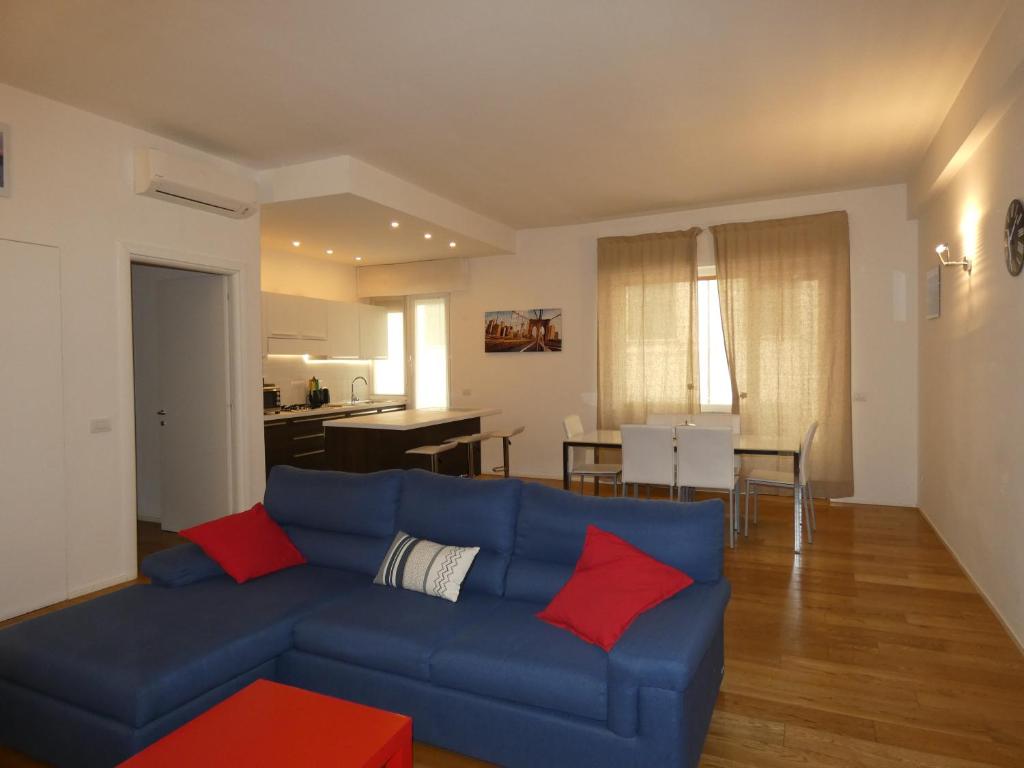 ラ・スペツィアにあるChez Andreaのリビングルーム(赤い枕と青いソファ付)