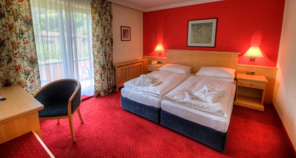 Postel nebo postele na pokoji v ubytování Hotel Alpina - Thermenhotels Gastein