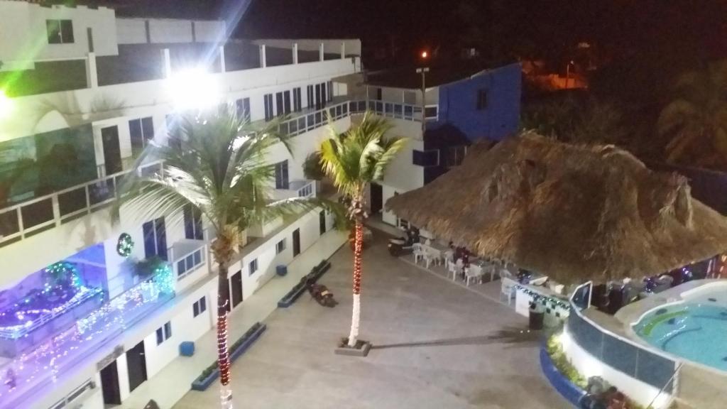 una vista aérea de un hotel con piscina y palmeras en Hotel Katylú, en Tolú