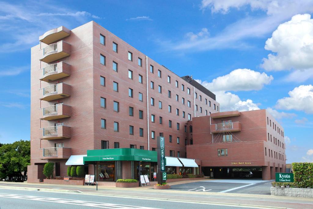 un gran edificio de ladrillo en una calle de la ciudad en Urban Hotel Kyoto en Kioto