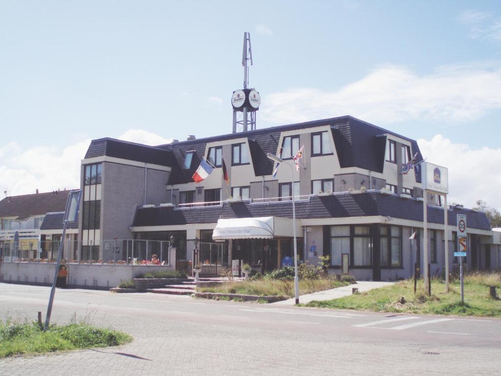 un gran edificio con una torre de reloj encima en Fletcher Hotel - Restaurant Nieuwvliet Bad, en Nieuwvliet-Bad