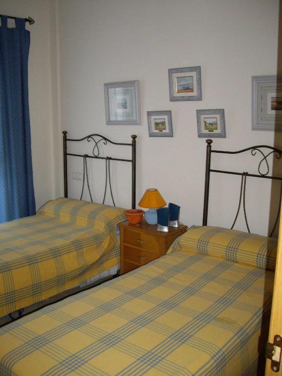 A bed or beds in a room at exclusivo Atico en primera línea de playa