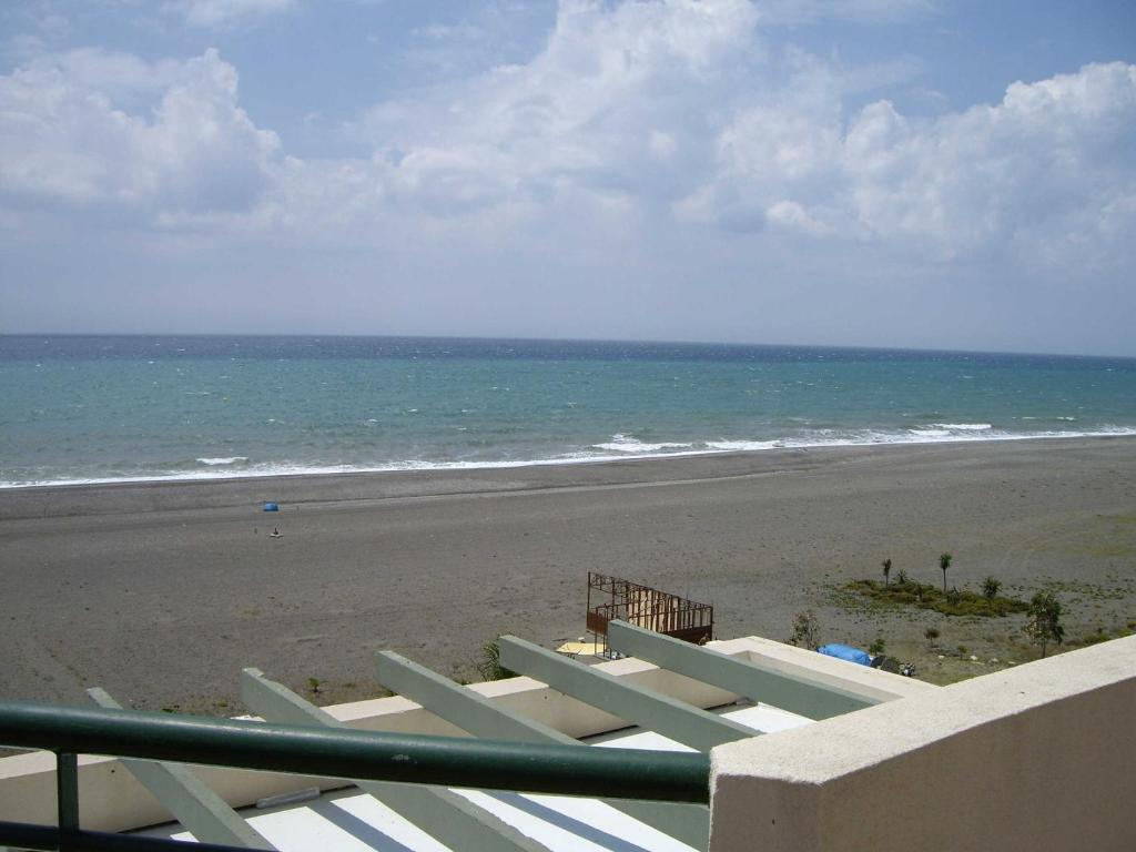 d'un balcon avec vue sur la plage. dans l'établissement exclusivo Atico en primera línea de playa, à Vélez-Málaga