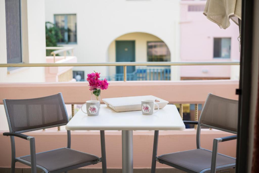A seating area at Mistrali Suites & Apartments