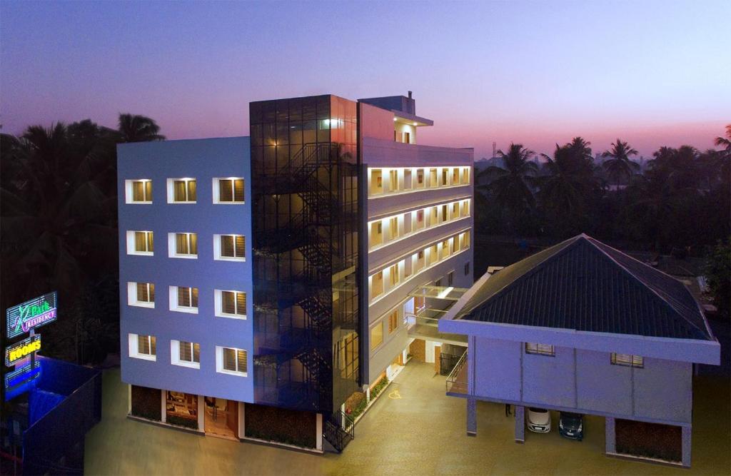 eine Aussicht auf ein Hotel und ein Gebäude in der Unterkunft Hotel Park Residency in Kozhikode