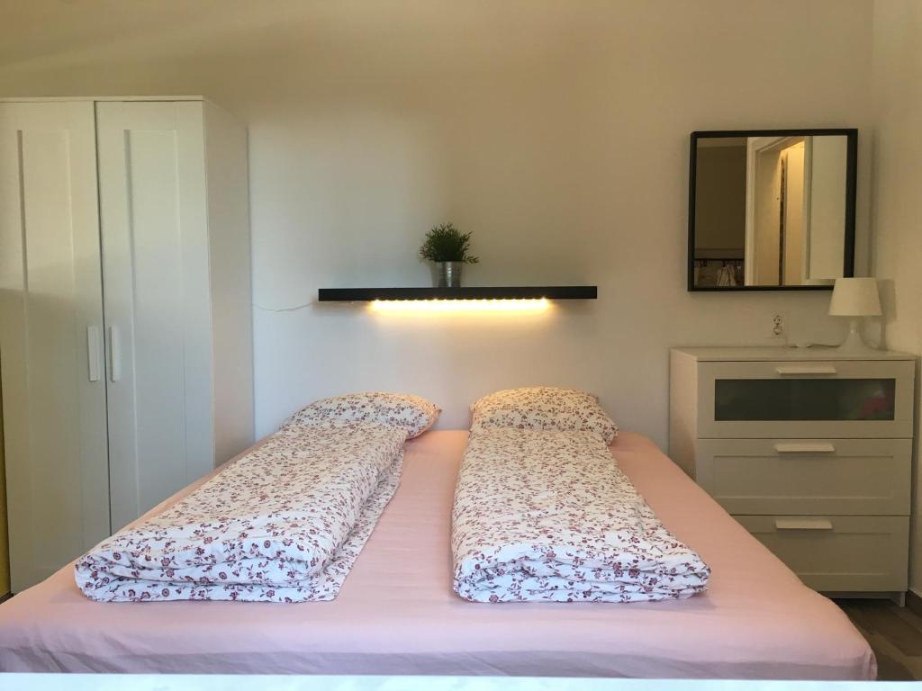 Postel nebo postele na pokoji v ubytování Apartments Tartuga