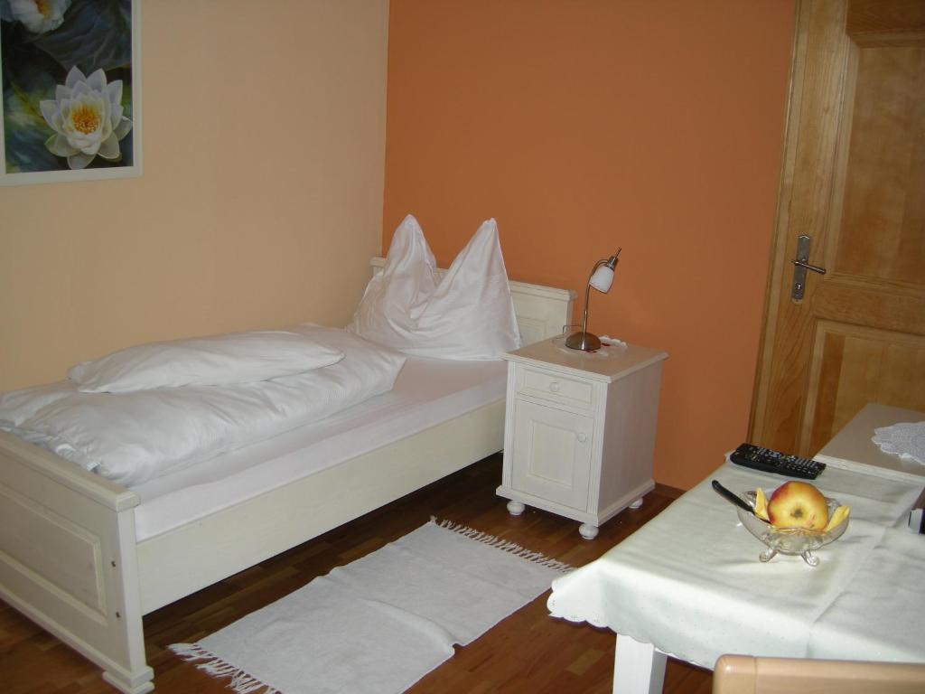 Letto o letti in una camera di Pension Arkadenhof