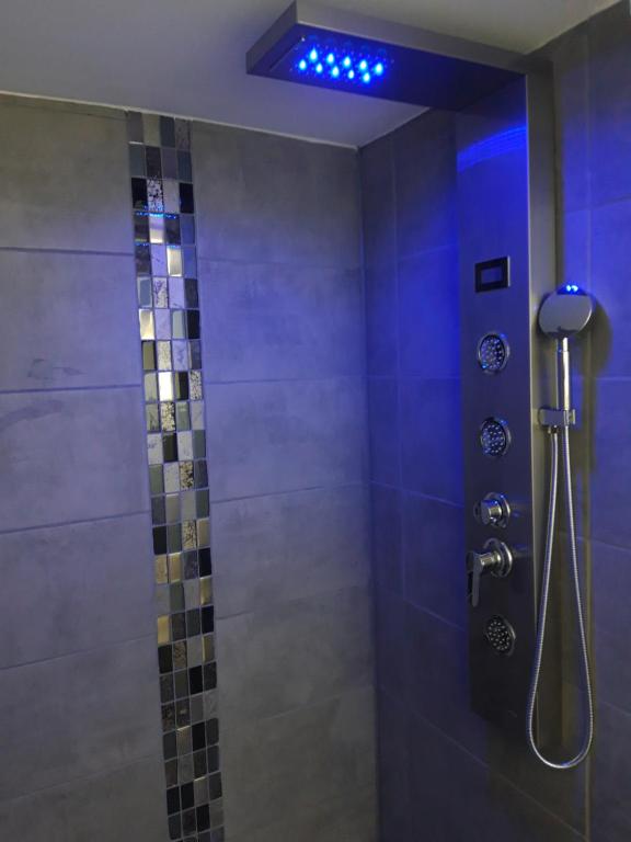 baño con ducha con luces azules en Ferienwohnung Witzig Inh Rita Weitmann, en Ingelheim am Rhein