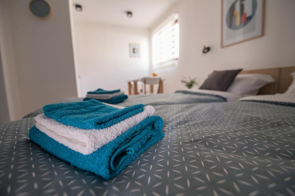 Postel nebo postele na pokoji v ubytování Sunrise Apartments