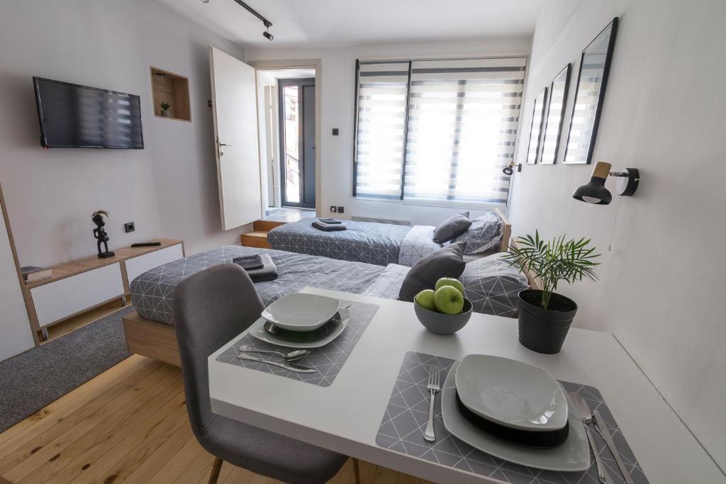 TV a/nebo společenská místnost v ubytování Sunrise Apartments