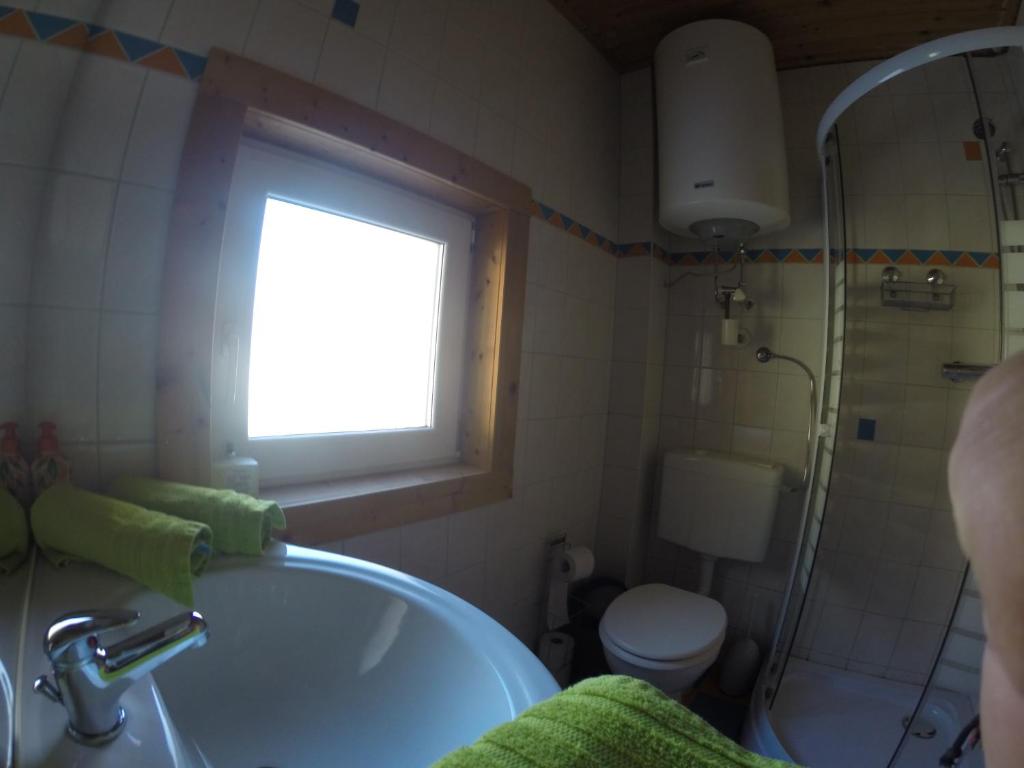 A bathroom at Ferienhäuser Familie Hofer Stockenboi Weissensee