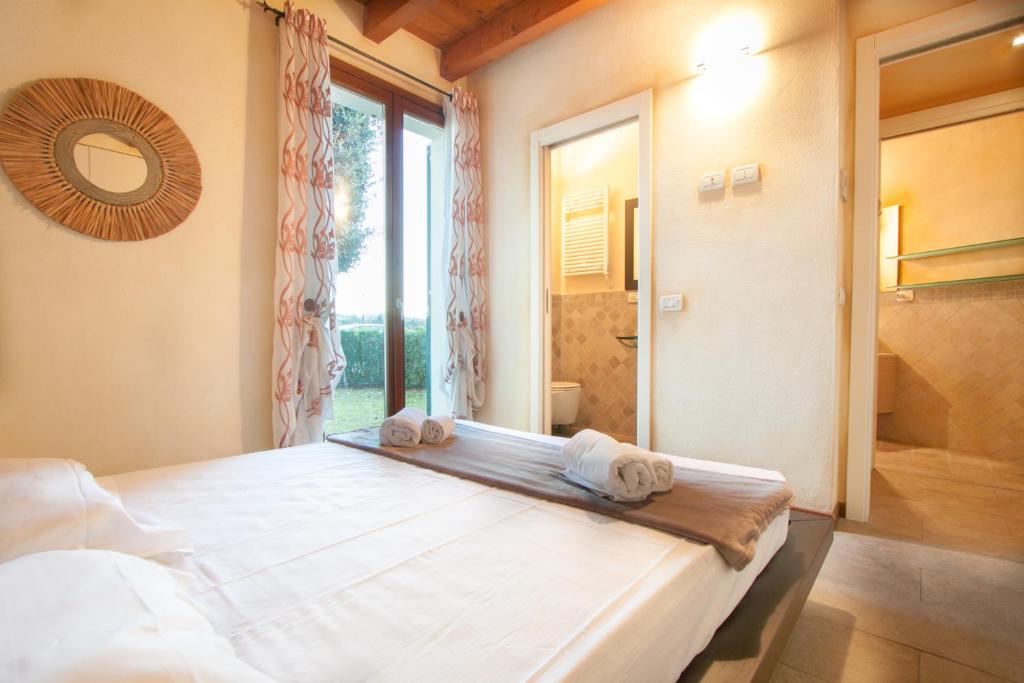 A bed or beds in a room at Lugana Resort & Sporting Club