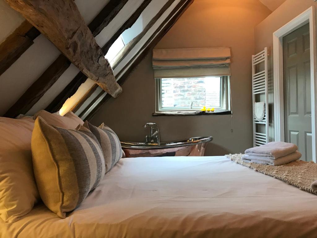 Galtres Lodge Hotel & Forest Restaurant - 豪华双人房间在卧室里带浴室