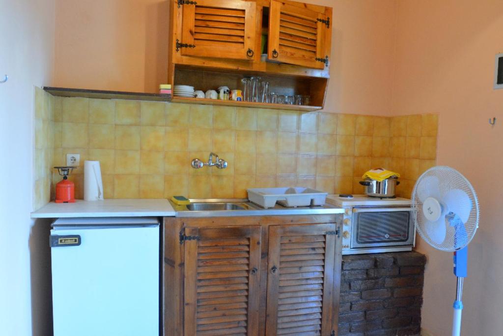 Kuchnia lub aneks kuchenny w obiekcie Issos Apartments